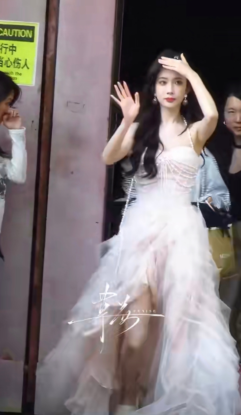 孟子义粉色抹胸纱裙造型，美我一大跳完全在逃公主来的！ 