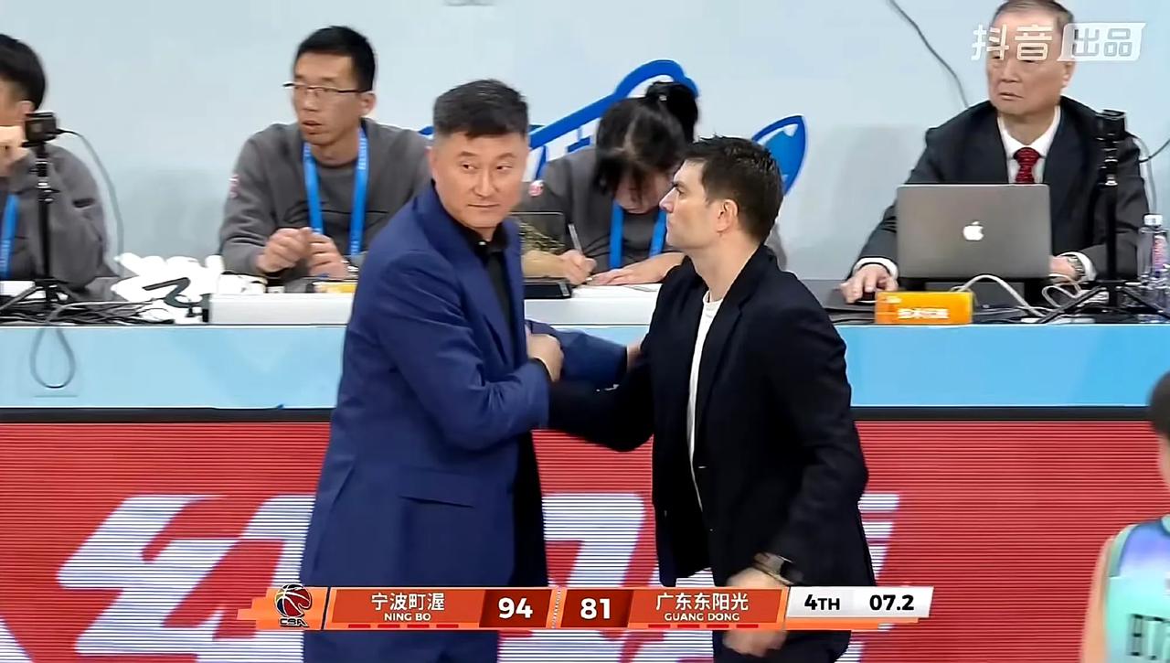 CBA第一慈善球队非广东队莫属！本赛季前球队总经理朱芳雨宣布球队目标就是夺冠，可