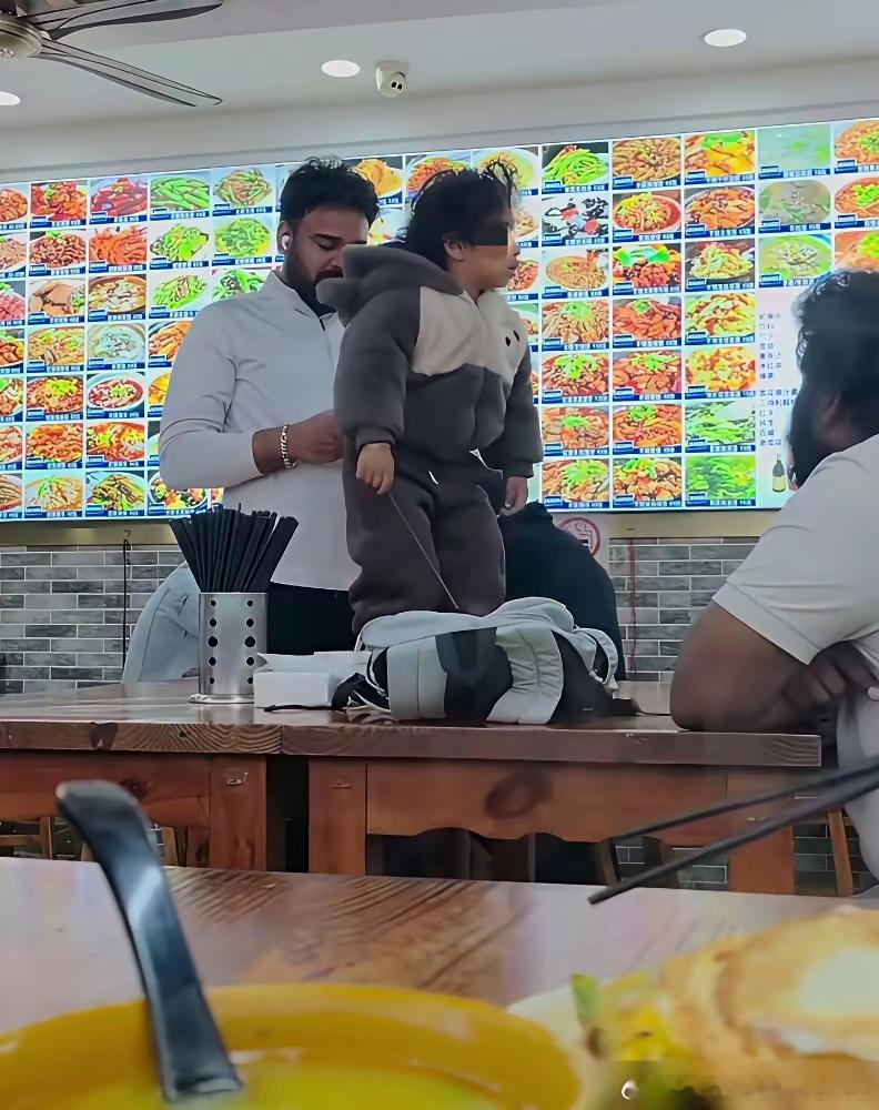 说到底，阿三这是从心里瞧不起中国。驻印使领馆是有责任的，大量低素质印度人都跑来中