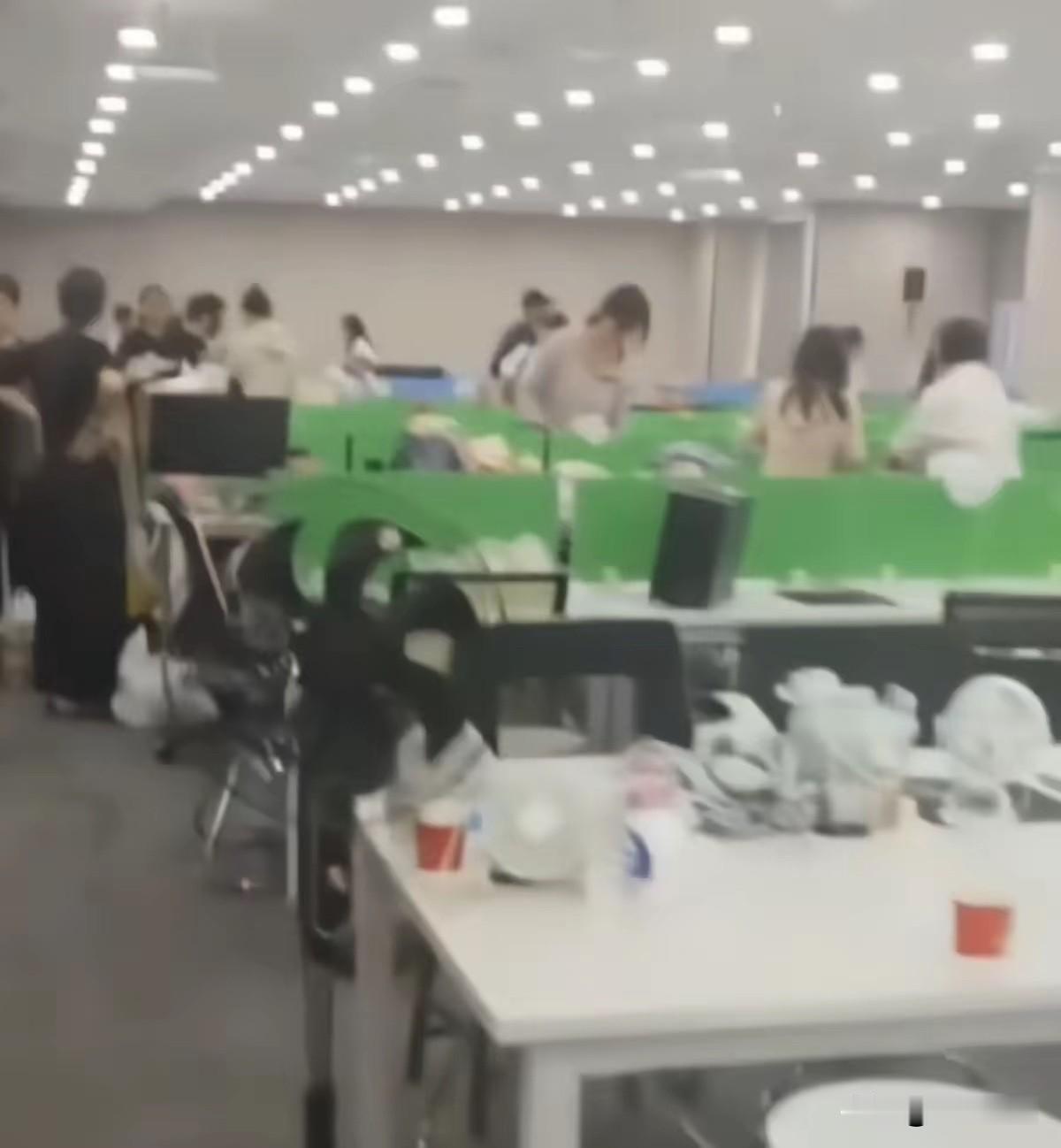 陕西西安，一家公司半夜11点突然发全员放假通知，第二天整个公司直接就搬空消失了。