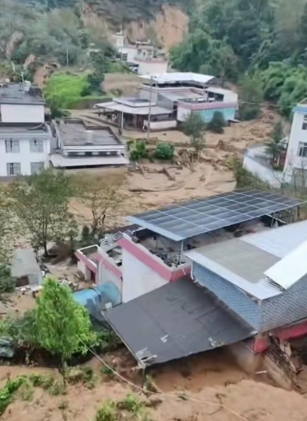 17年从399处减到143处，凤庆县地灾隐患点清了大半，但还是没挡住灾害在睡梦中