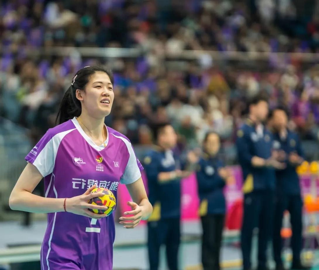 [送自己一朵花]李盈莹扣球姿势真猛！
🏐[加油]李盈莹在赛场上的照片令人印象深