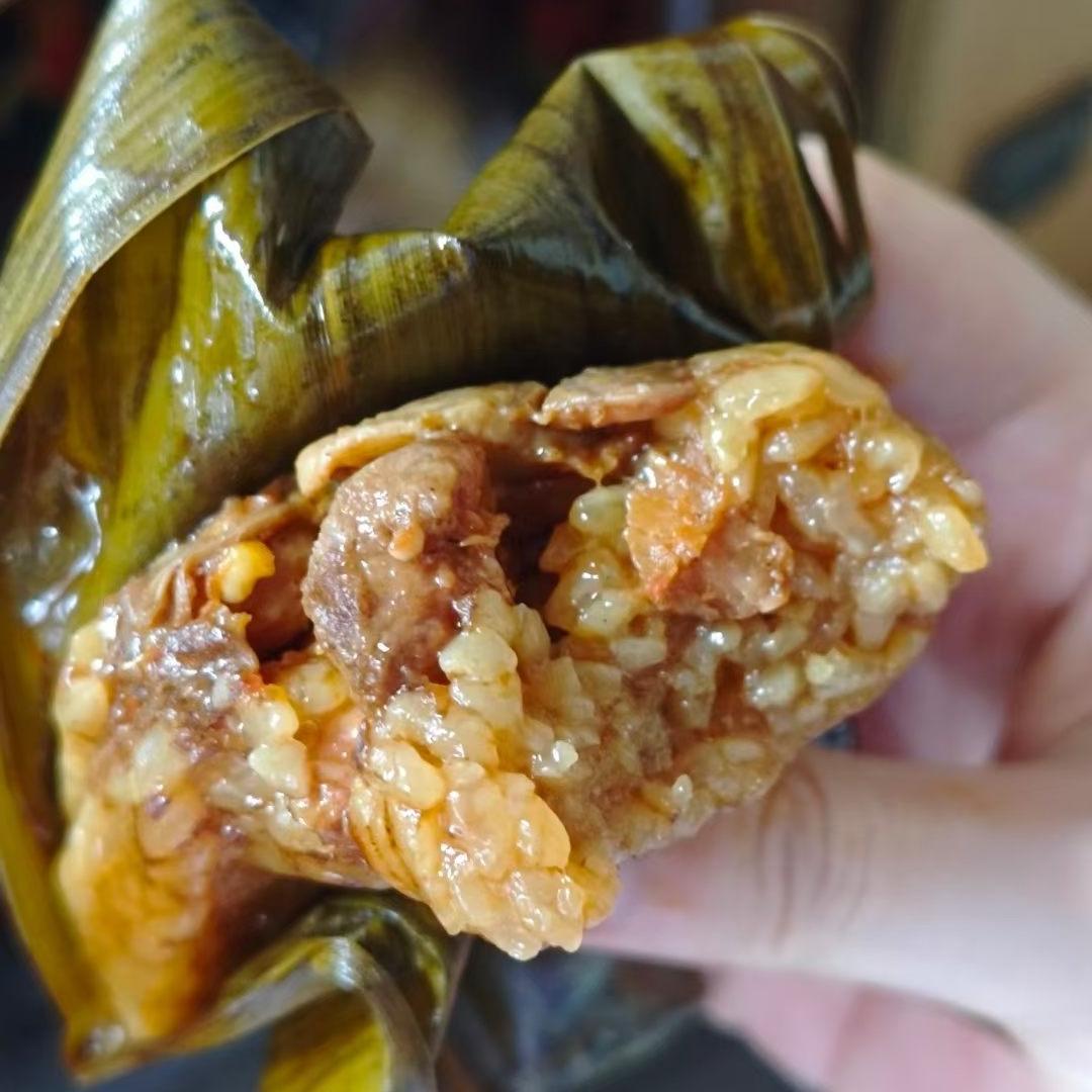 珍惜愿意亲手为你包粽子的人，一口粽子下肚不过短短几分钟，可很少有人看见，一枚成型