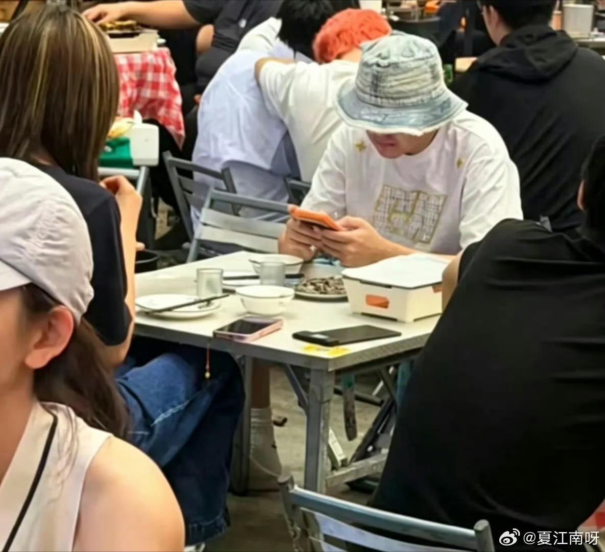 包贝尔也是时间管理大师
有网友发现，包贝尔夜会美女跟和老婆吃烧烤穿的是一件衣服。