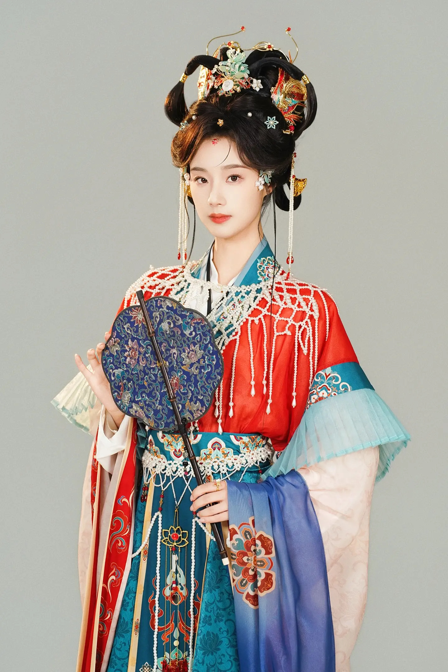 王小亿的许清欢定妆，很贵气，思路对的，但有点厚重了，小头小脸拍古装优势太大了。 