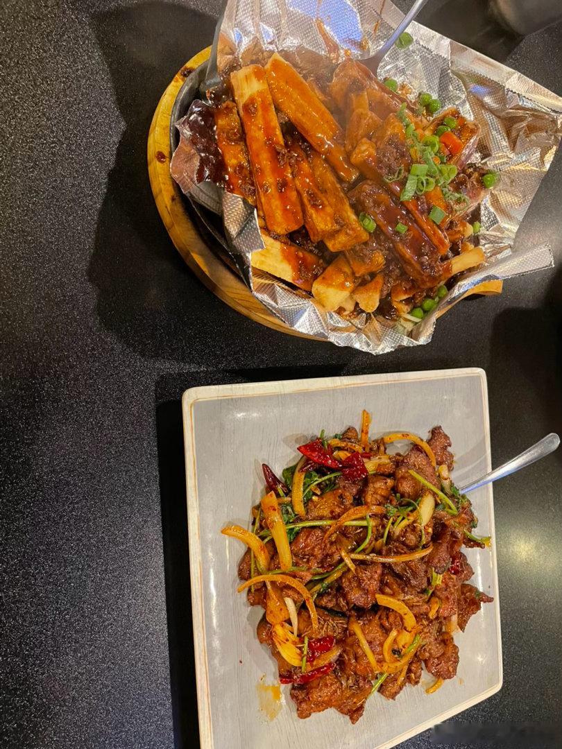 堪萨斯城的烧烤名店这家烧烤店据说人气很旺，所以紧赶慢赶，留着肚子吃晚餐，不成就吃