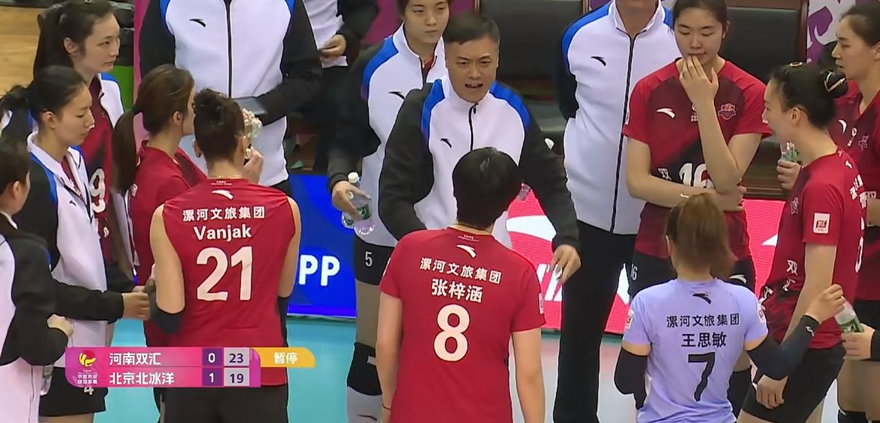 今天晚上北京女排对阵河南女排争夺5-6名的决赛！开局北京女排在客场先拿下第一局比