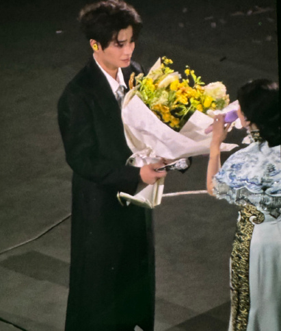 丁禹兮演唱会哭了丁禹兮赵雅芝合唱哭了丁禹兮演唱会哭了 ！！！我也哭了 
