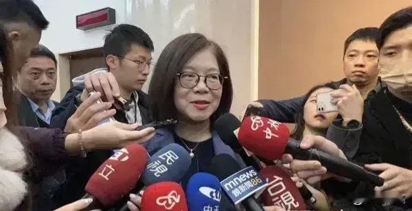 被国台办批“冷血”的管碧玲，笑着摸记者手说，“看看我的体温”……！
  【评】行