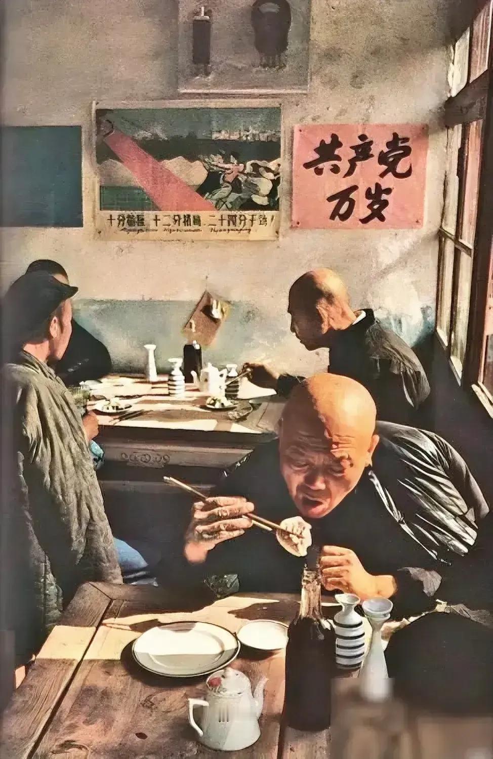 上个世纪70年代，在餐馆用餐的食客。