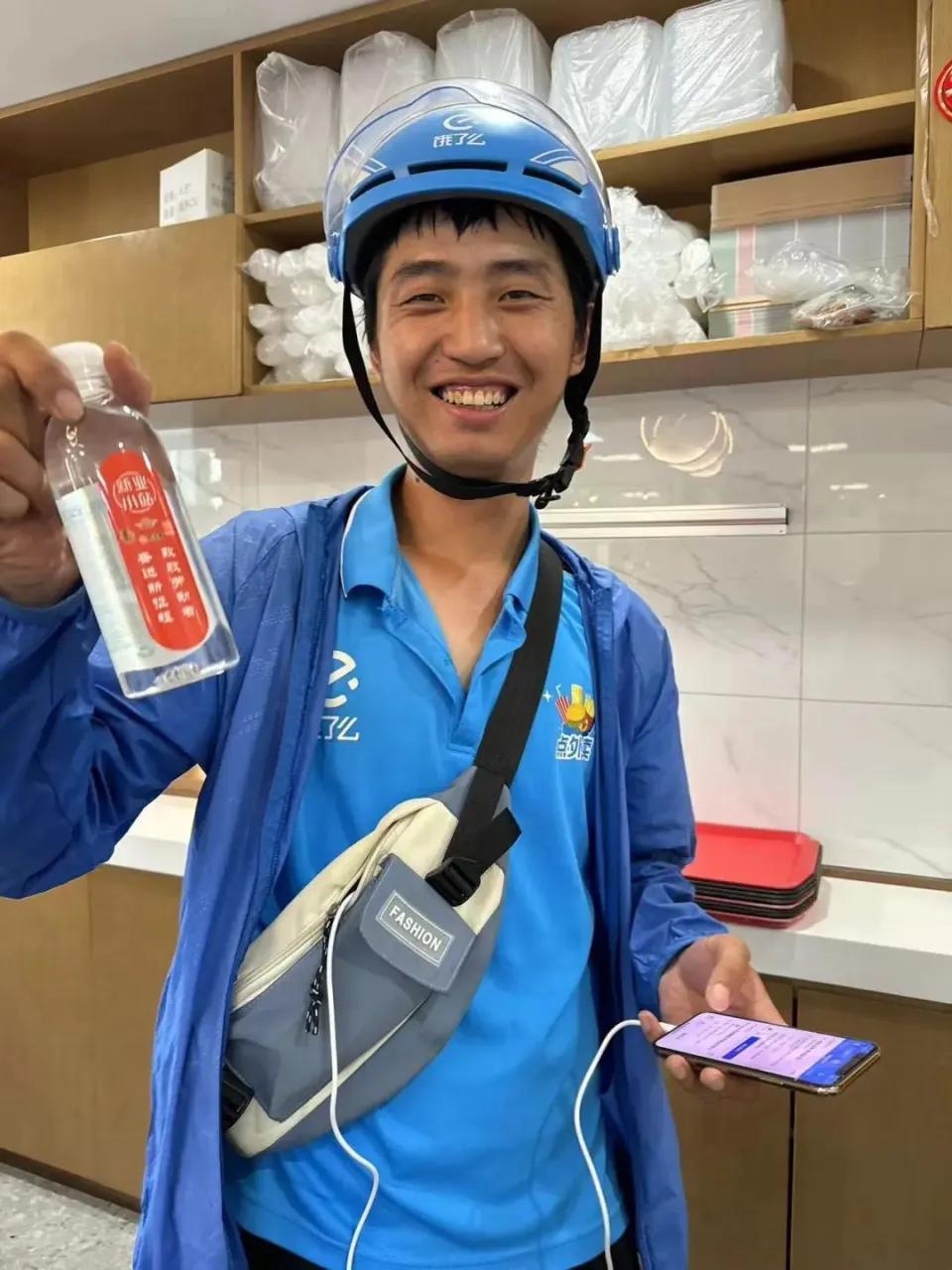 我咋啦，不就是声音大些吗？妨碍着你们了？
谁最快乐？感觉快递小哥是最快乐的人了。
