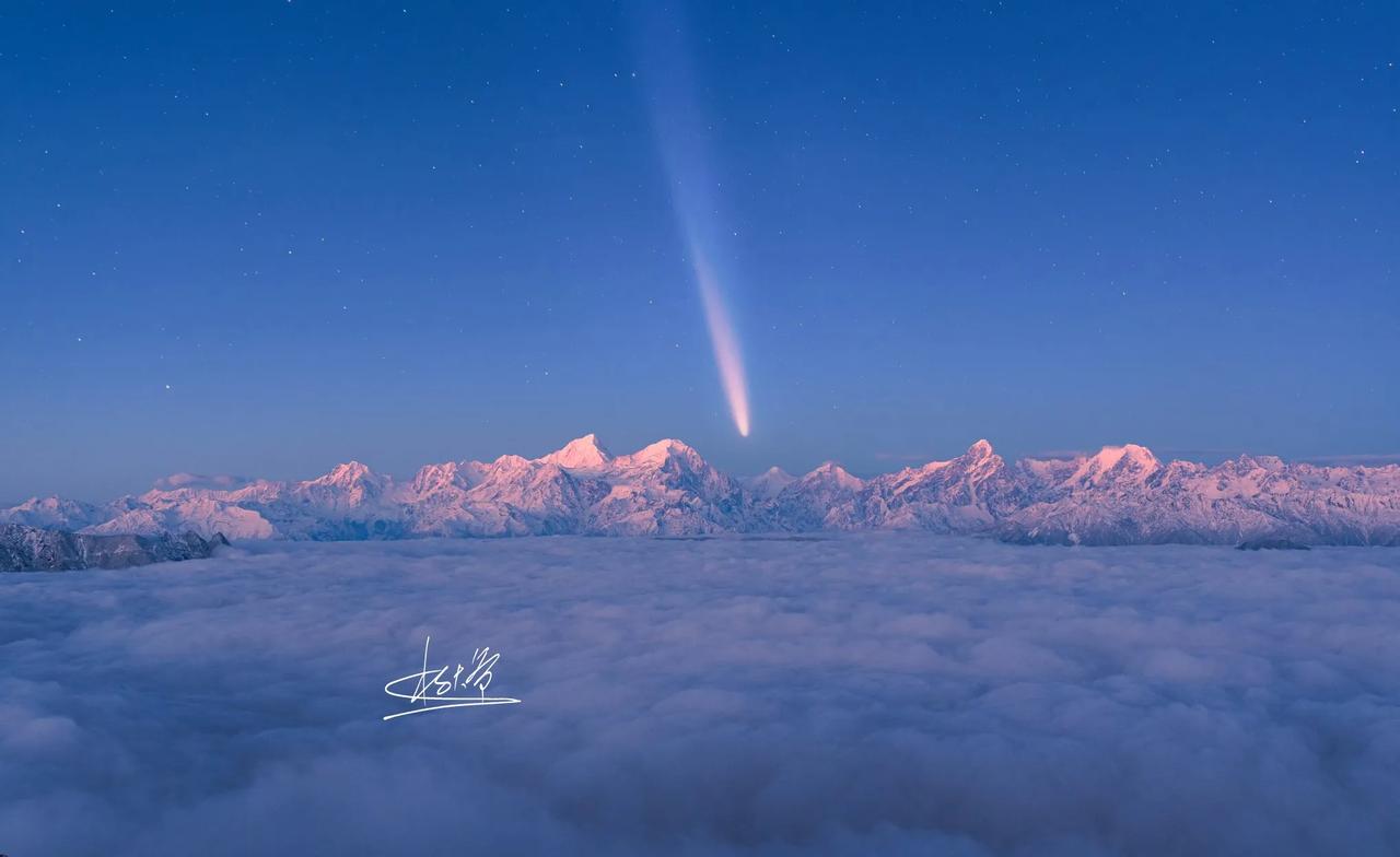 紫金山阿特拉斯彗星#来自雪山的震撼# #紫金山阿特拉斯彗星# #贡嘎#