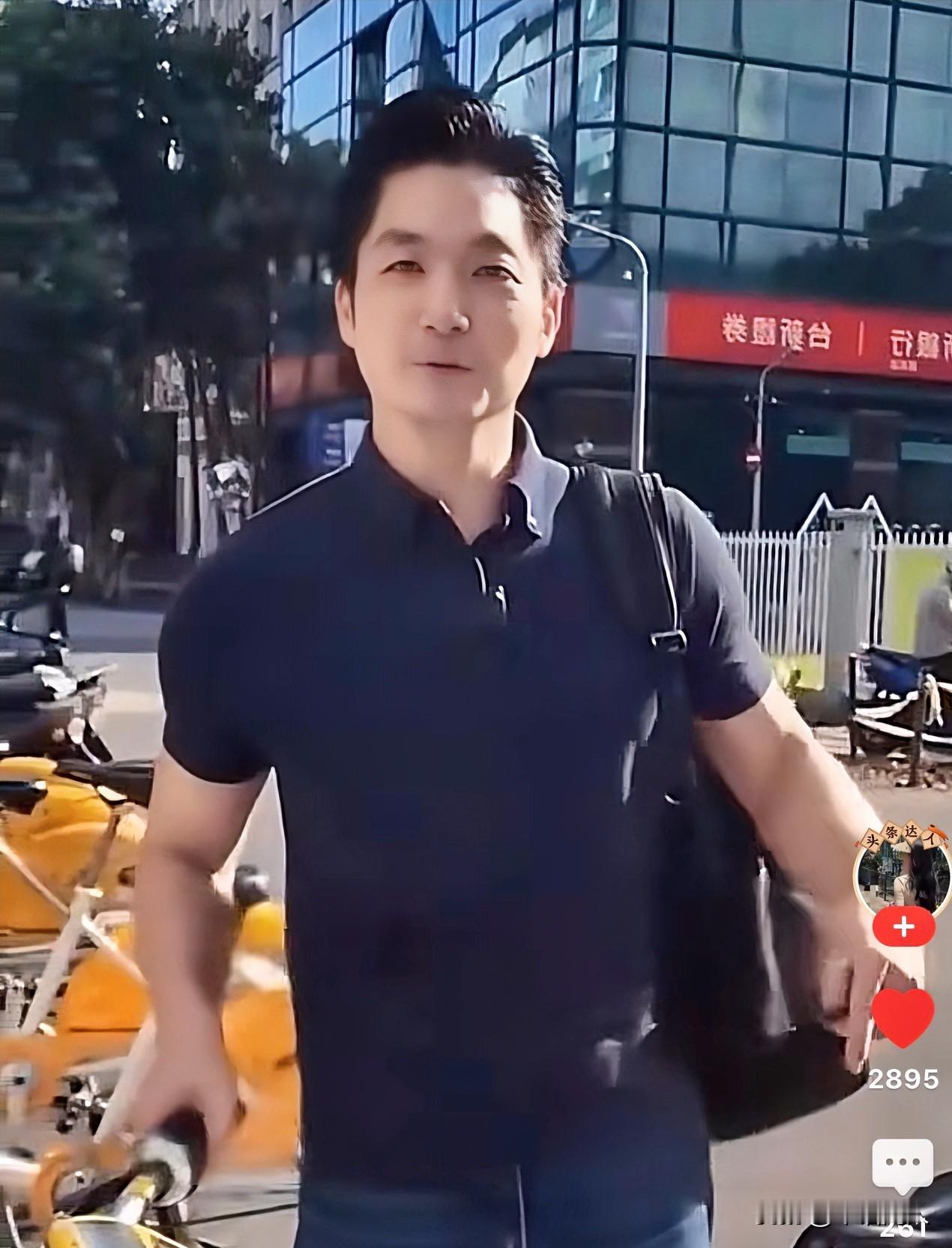 近期在网络上时常能刷到台北市长蒋万安，这小伙子面容英俊，朝气蓬勃，极具亲和力，一