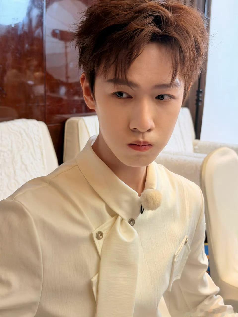 李昀锐 眼皮比本人先下班被李昀锐静音vlog笑到，眼皮提前下班的画面太真实了！私