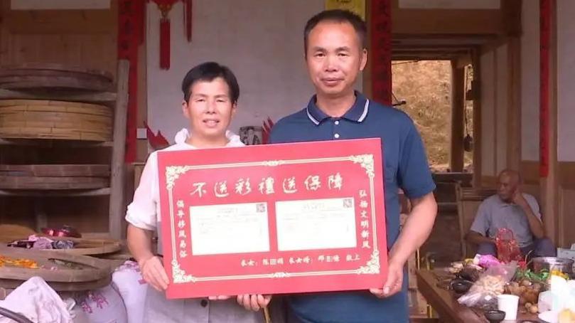 【福建一地倡议女婿为岳父母买养老保险代替彩礼：每人每年5千，缴15年】
据凤凰网
