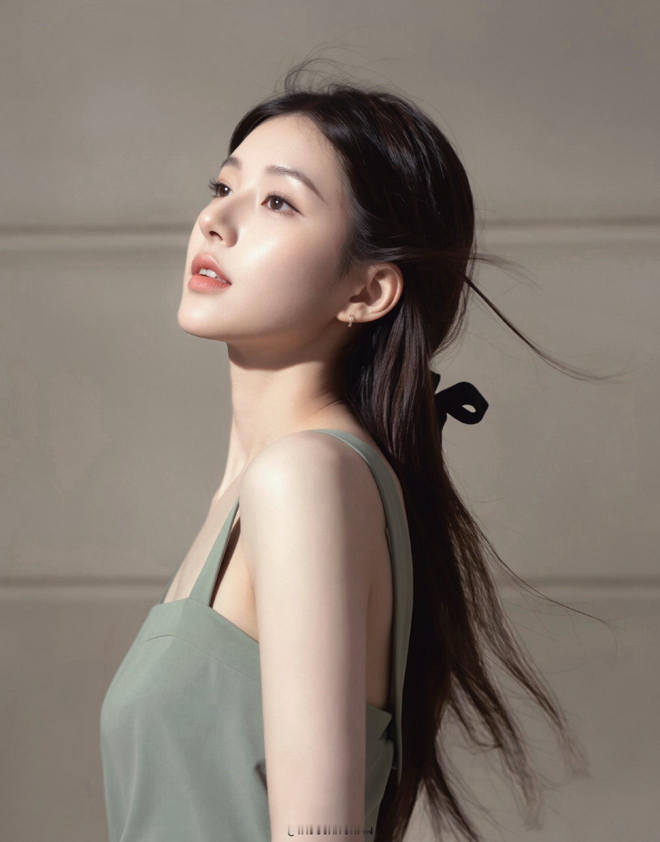 赵露思的商业价值…毫不夸张的说，就是女明星里最顶的那一档了…品牌最青睐这种能破圈