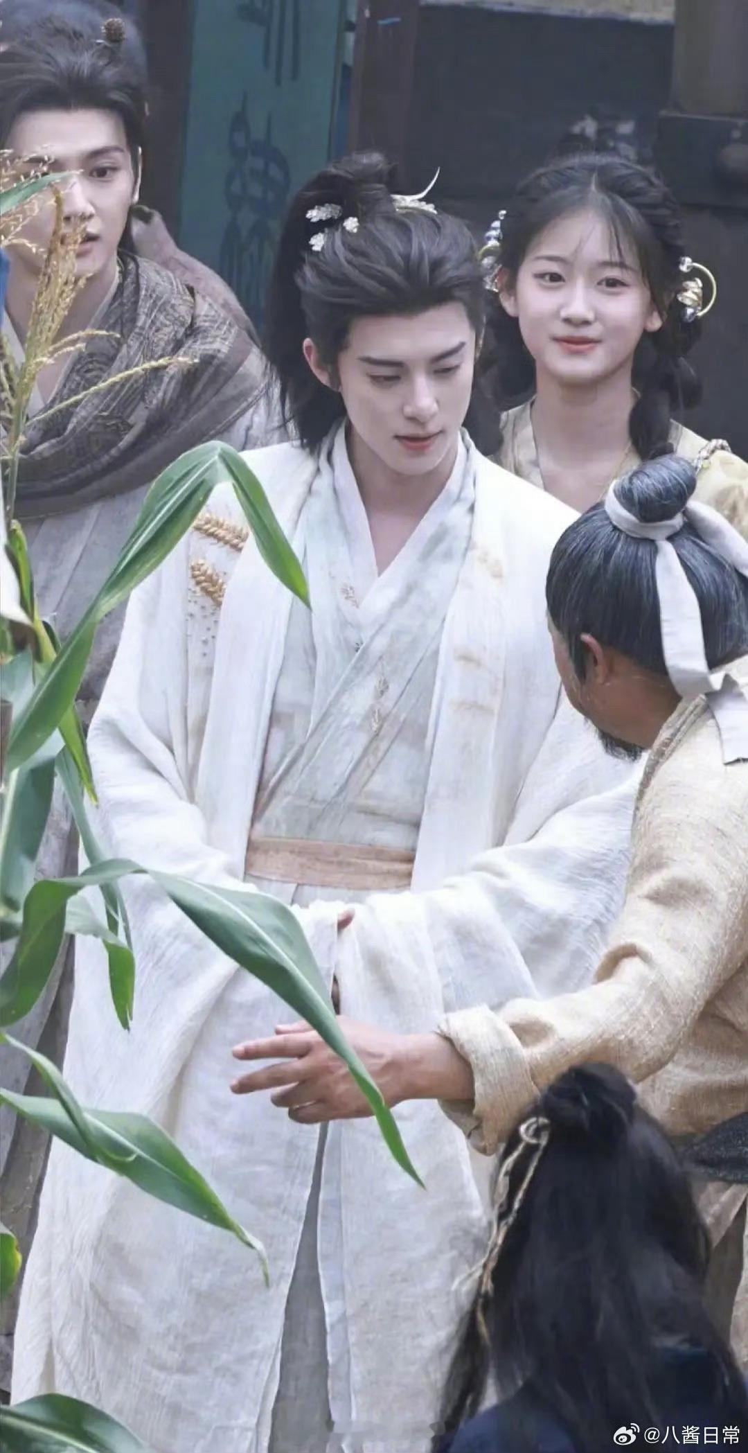 《咸鱼飞升》王鹤棣白衣造型路透[点赞] ​​​