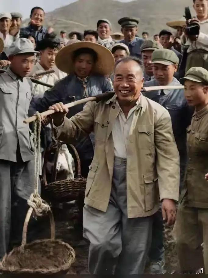 解放以后，朱老总的衣着始终保持着革命军人的风度：
风纪扣系得严严的，鞋带也系得结