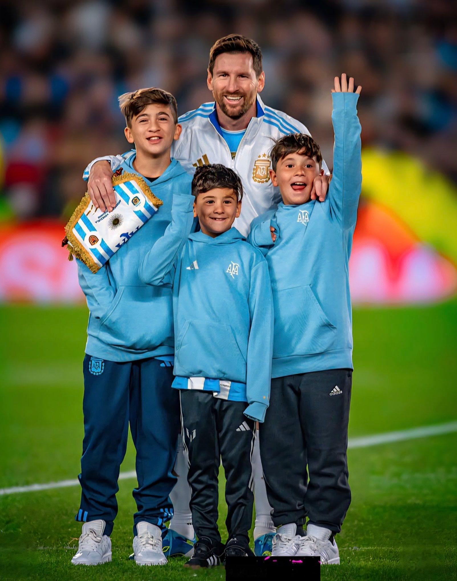 阿根廷球迷俱乐部莱昂内尔·梅西在 Luzu TV  😅🇦🇷 : “我和孩子