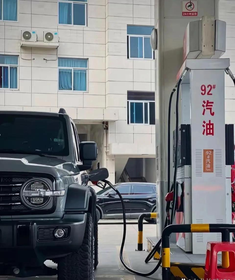 到现在还开着燃油车的人，大致可以分成这么几类。
1.第一种，是真的穷，经济条件有