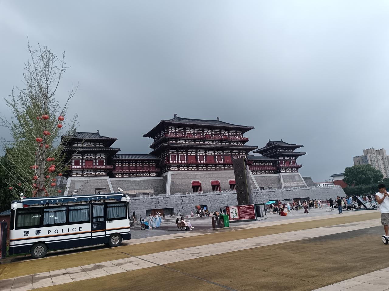 神奇！
打开各个平台，A股全是利好。
九点半开盘，一路跌到三点。
收盘再打开各个