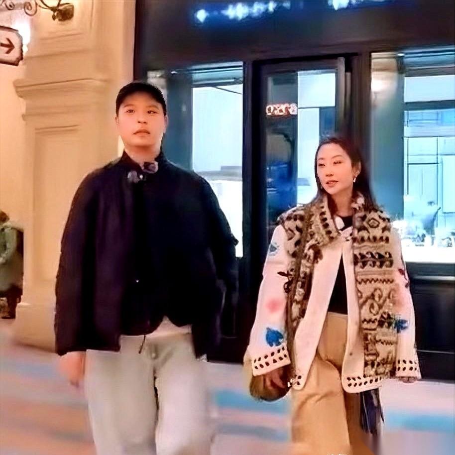 真不敢相信。
两个日进斗金的明星，居然能被一件2000块钱的衣服，扒下了感情里最