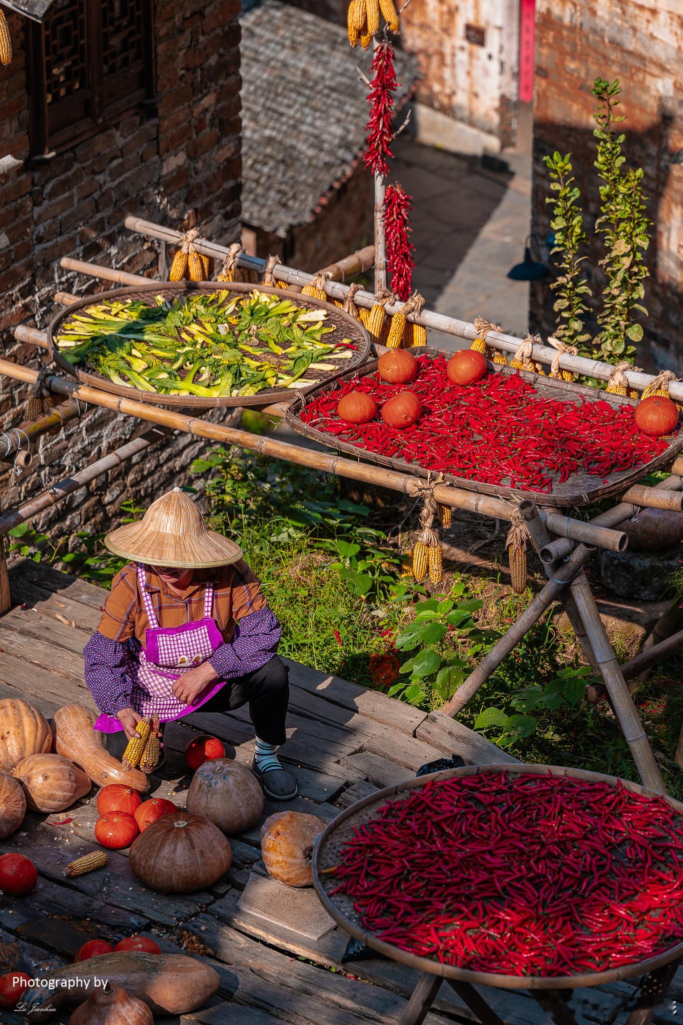 文旅部昨天正式公布了全国19家旅游景区升级为5A，江西婺源的篁岭景区名列其中。篁
