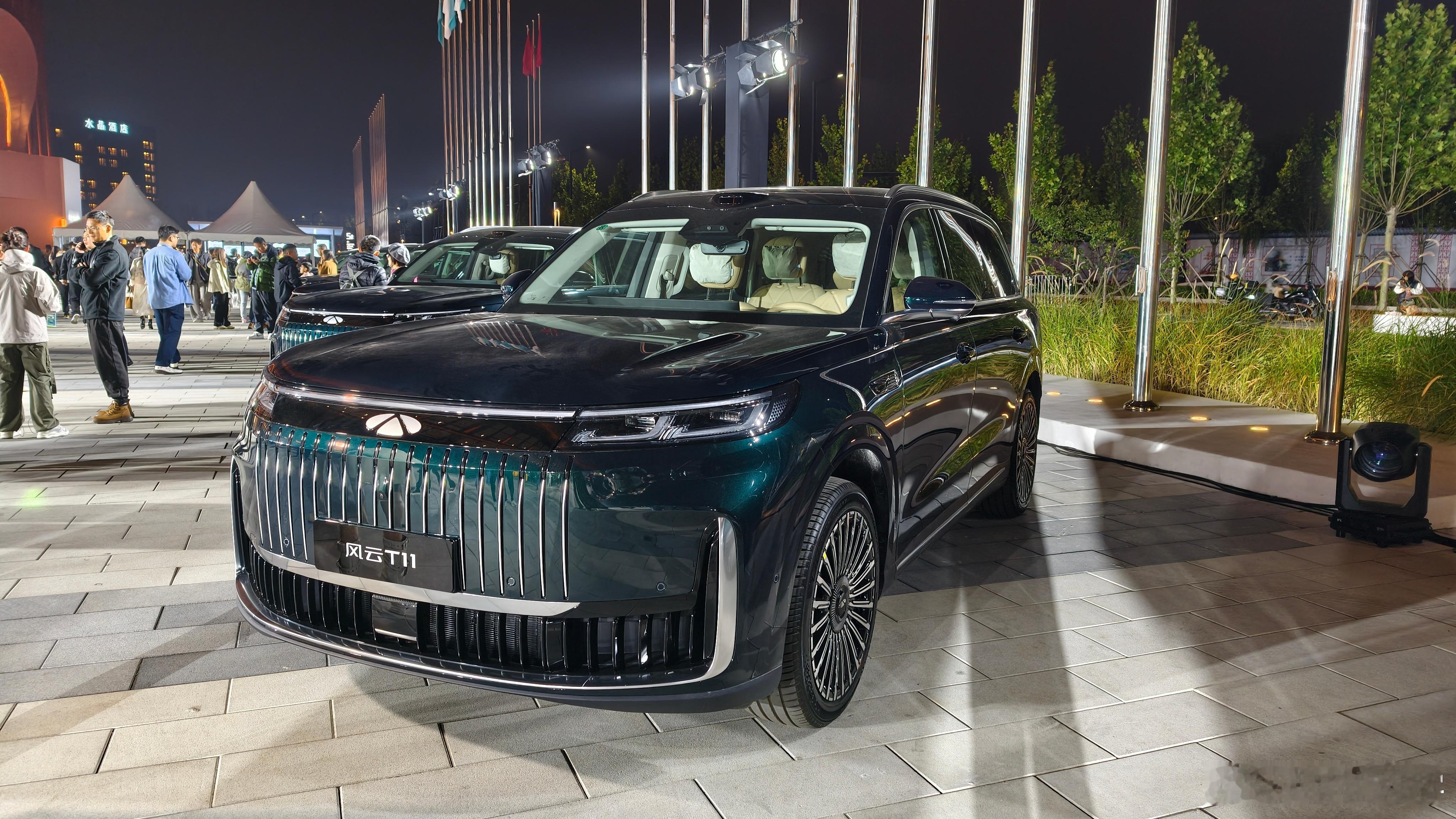 感觉这么多汽车的外观配色中，绿色还是挺显高级的。风云T11上市让百万豪华触手可及