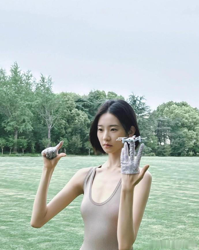 长太高的坏处被张艺凡找到了反差感拉满！大家都想拥有的高挑身形，张艺凡却倍感困扰，