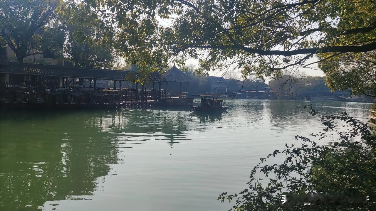 这是我们今年冬天去杭州拍下的照片。他们这边的河水都觉得非常温婉恬静。[大笑]