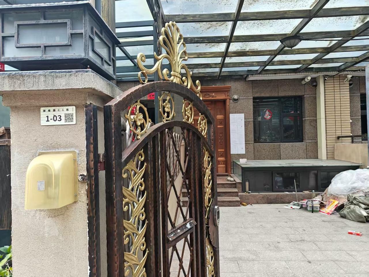 业主大哥含泪哭诉，深圳价值千万的别墅，几百万就要卖，心在滴血平，别墅共4层，门口