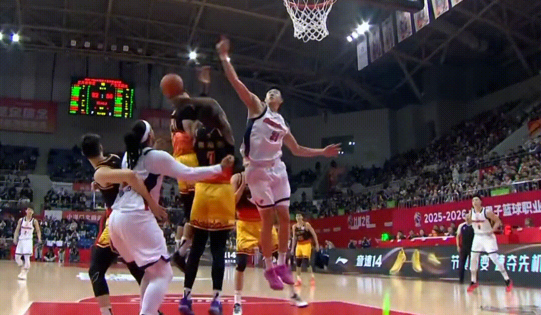 广东队打得最好反而是上一场被弃用的萨林杰，老将休息一场瞬间满电啊，拼抢也很积极江