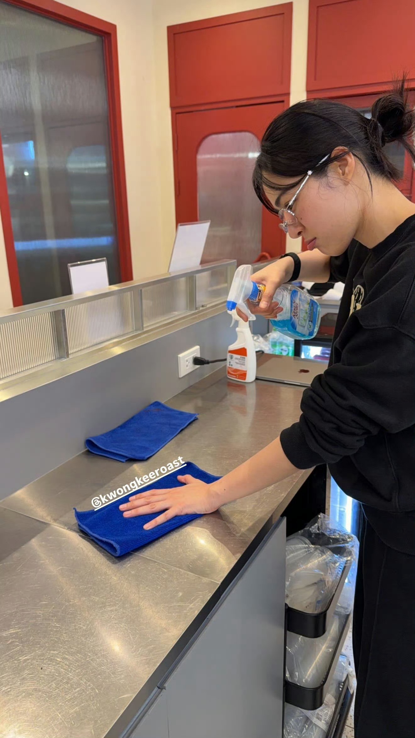 常去的那家叉烧店今天来了个新面孔。负责打扫店铺，查账，打包，还要上菜。话不太多，