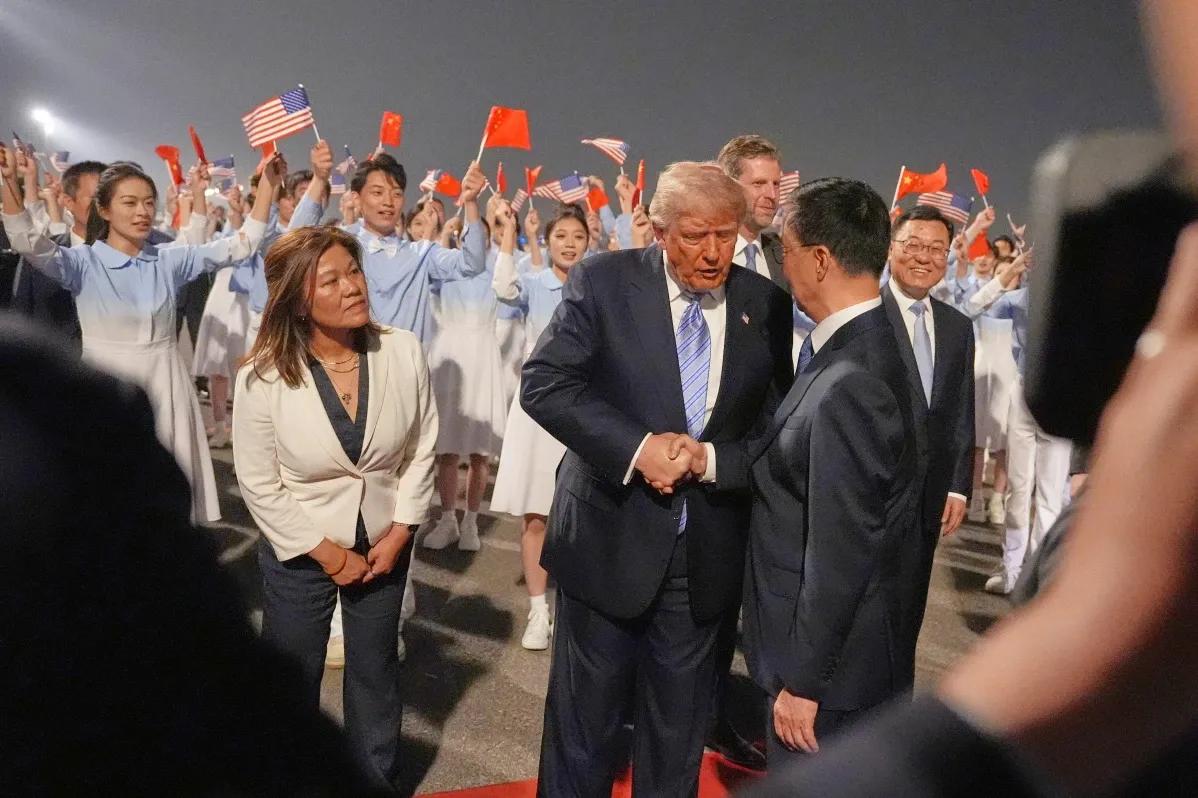 美联社这张照片显示，特朗普旁边的翻译也是尽心尽责，当总统与人讲话时，急忙弯腰，侧