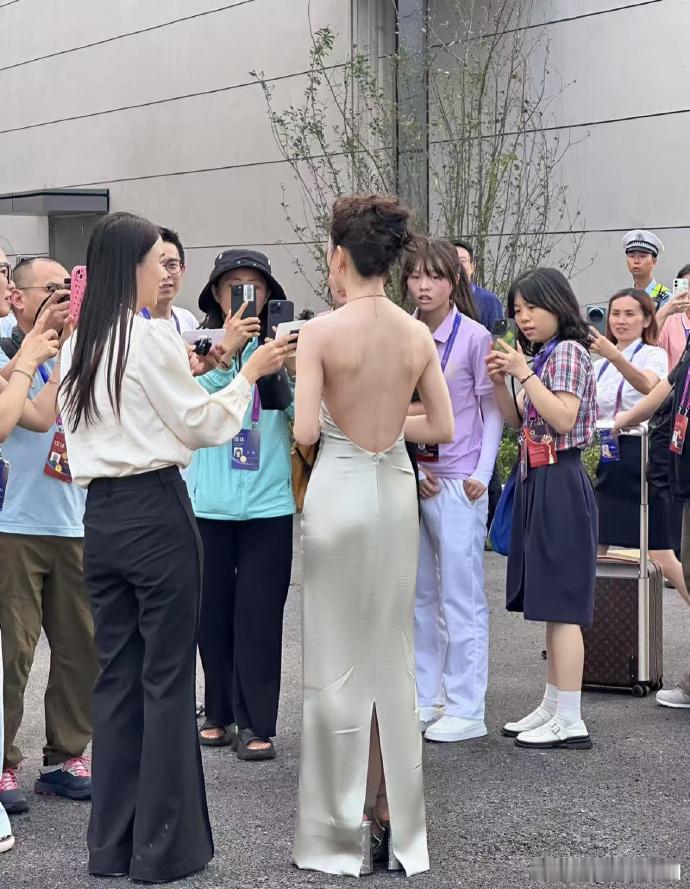 为了美，她踩上高跟，挑战极限。裙子虽紧，梦想不束。每一步，都是对自我的超越。 ​