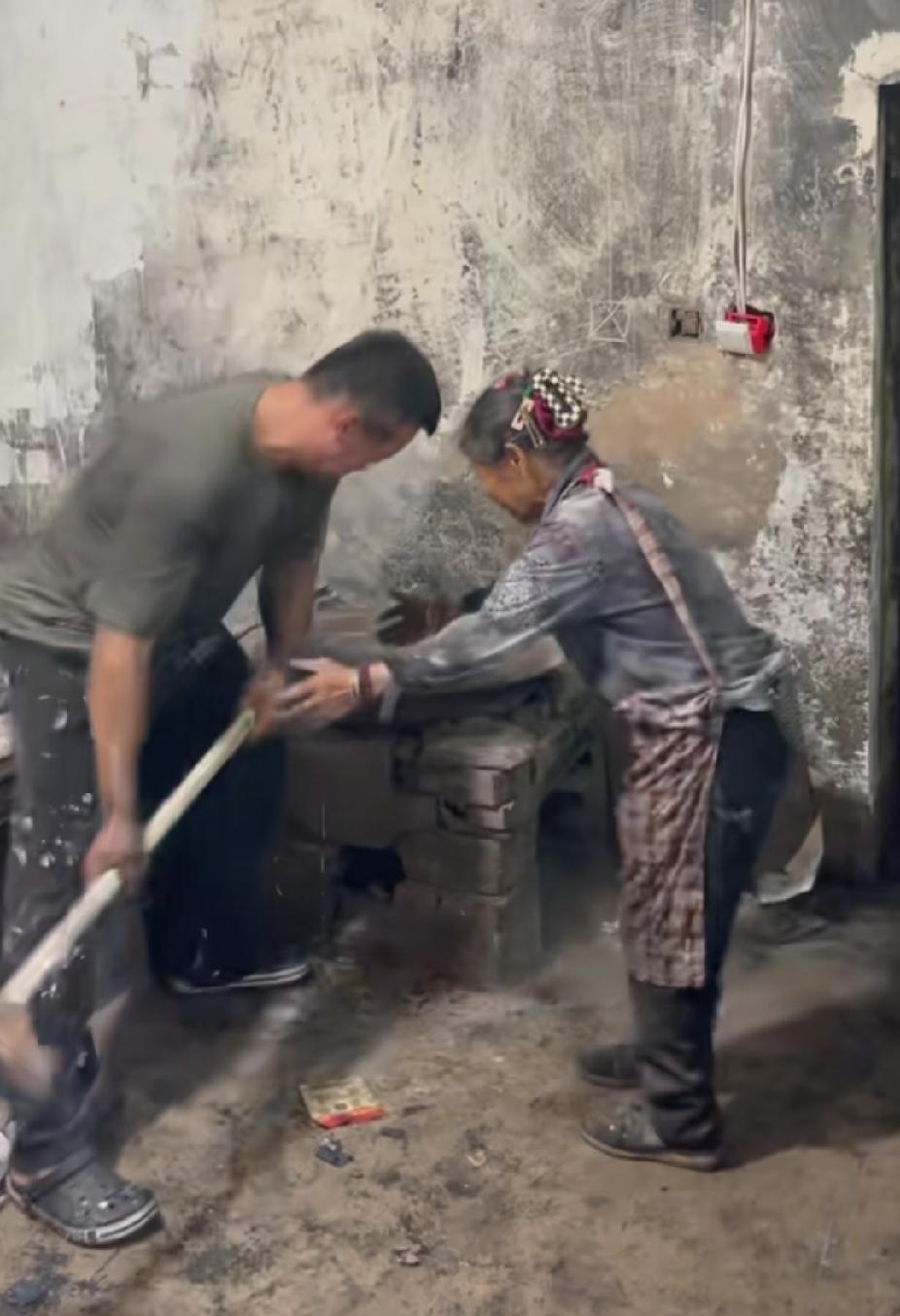 男子拿起铁锤，不顾老人阻拦，三五几下就将老人的灶台砸碎了，可后面发生的事情，却让