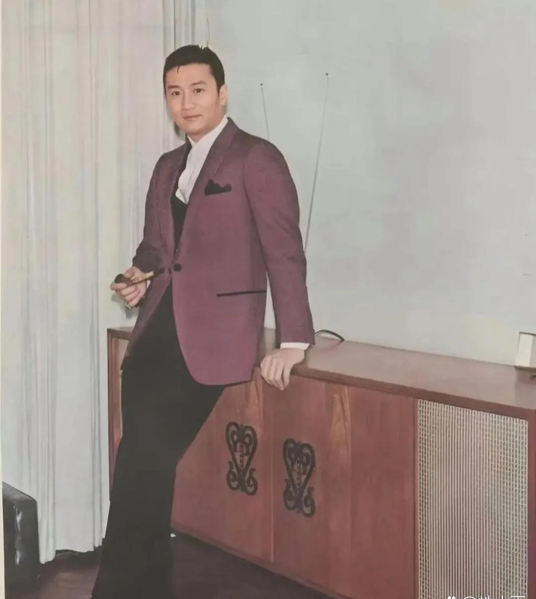 说实话，除影视剧外，谢贤露面几乎都是戴着一个酷酷的墨镜。不戴墨镜的时候反正我是一