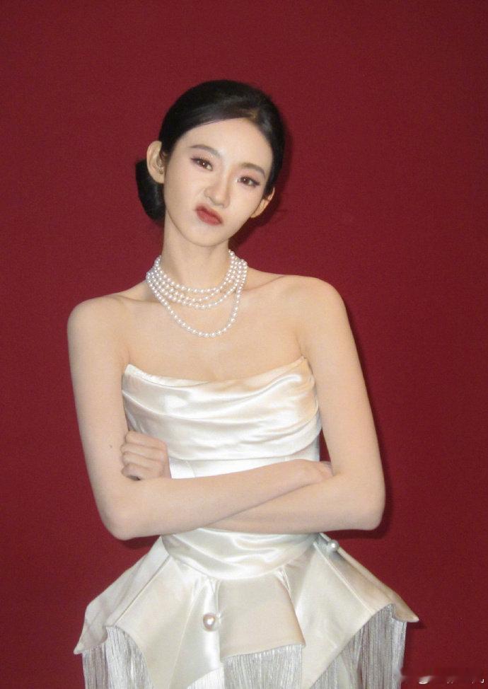 张艺凡眼影 捕捉到今日份的高级美。清透底妆叠加低饱和的粉紫调，将张艺凡自带的清冷