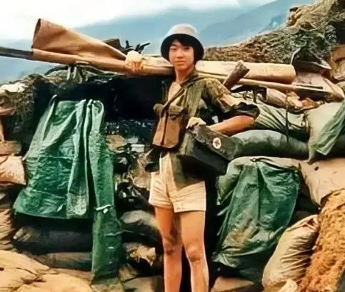 这张照片拍摄于1984年夏季的老山，照片主人名叫吴玲，当年是参加老山战役某部野战