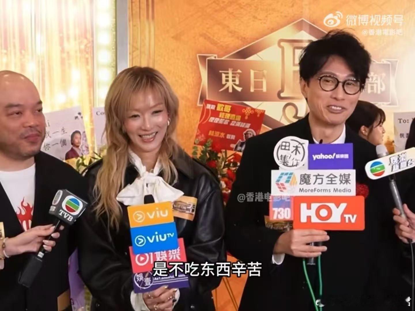 郑秀文黄子华同框出席活动 黄子华站在那里，整个人的状态就很放松，仿佛随时能开启脱