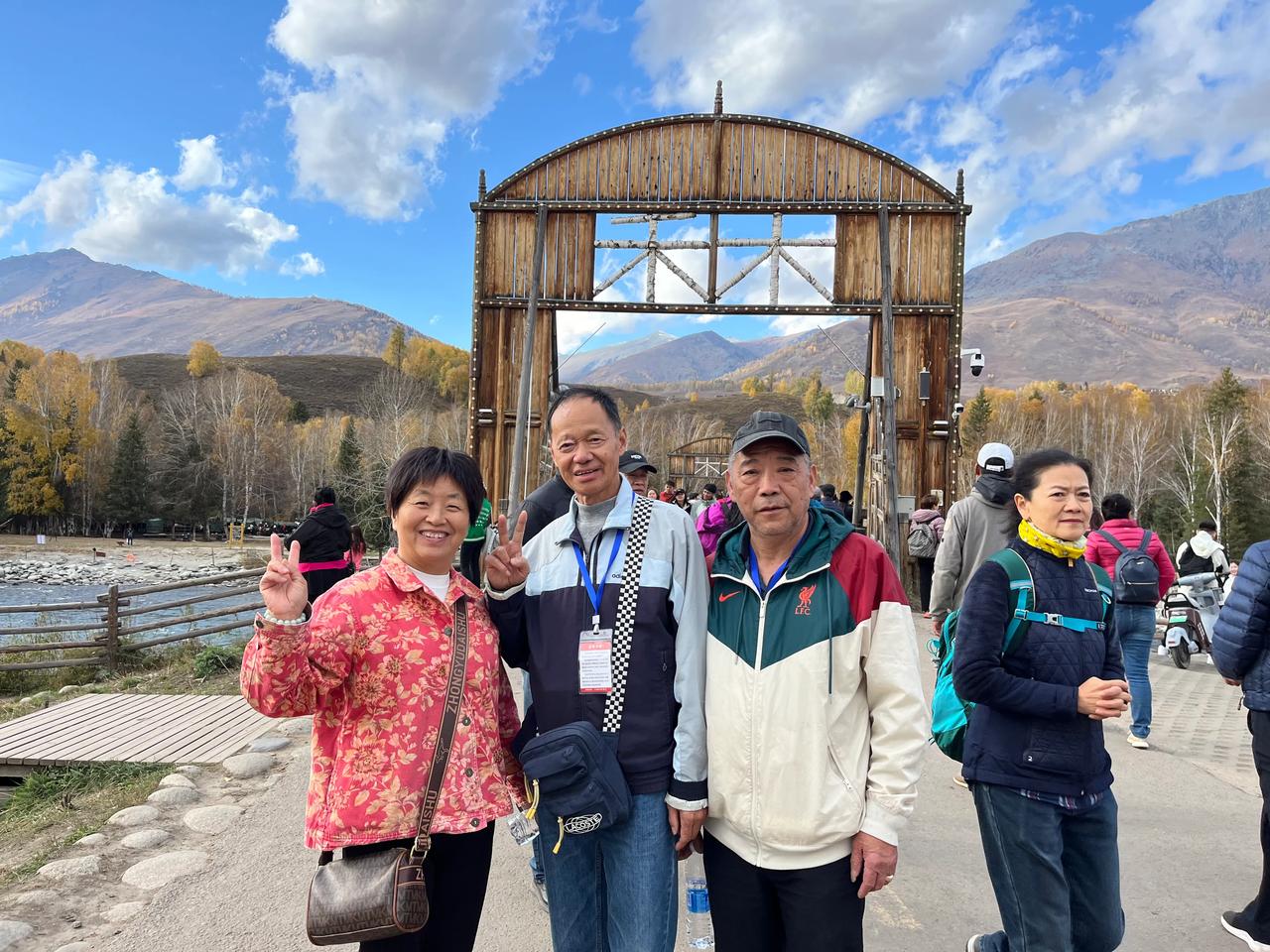 最佳秋景在新疆禾木。禾木村是新疆维吾尔自治区布尔津县喀纳斯湖畔下辖的一座村庄。是