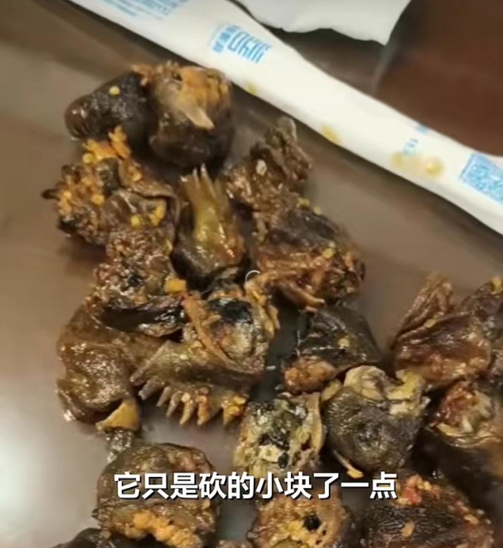 云南墨江那边，有个网友去馆子点了盘黄焖鸡，结果越吃越不对劲，拿筷子一翻，底下全是