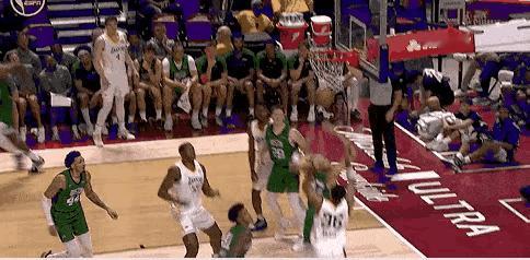 前广东男篮外援贝兹利杀疯了！

在今天NBA夏季联赛湖人主场迎战凯尔特人的首节比