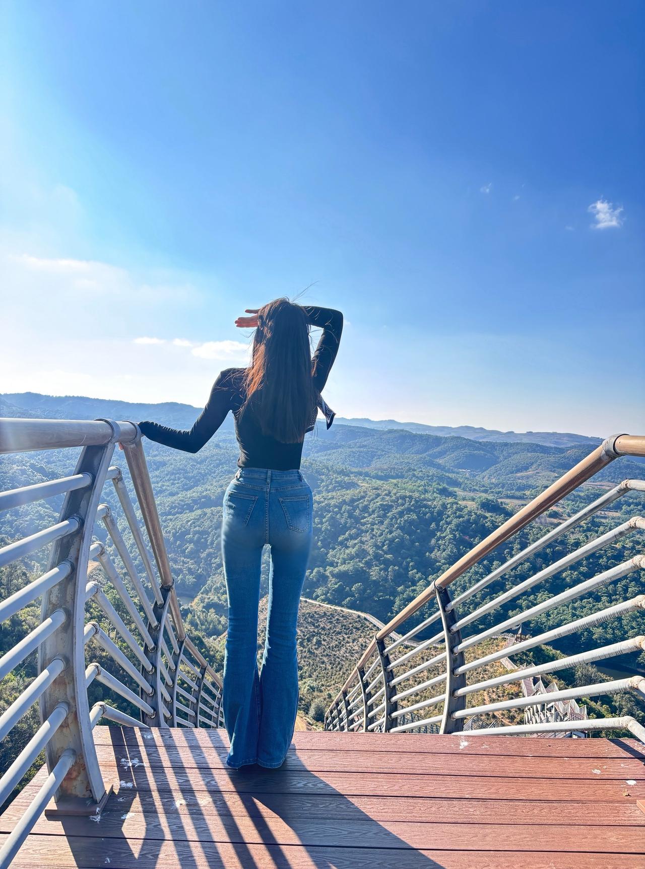 山高路远，我也曾执着一些事，后来才醒悟
生活不是对抗，是和解，和自己、和时光
和