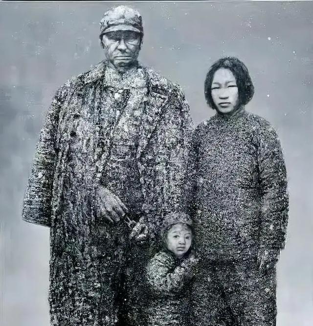 1937年4月，东北一家三口被日军押送刑场，即将执行死刑。父亲被日军斩首，5岁的