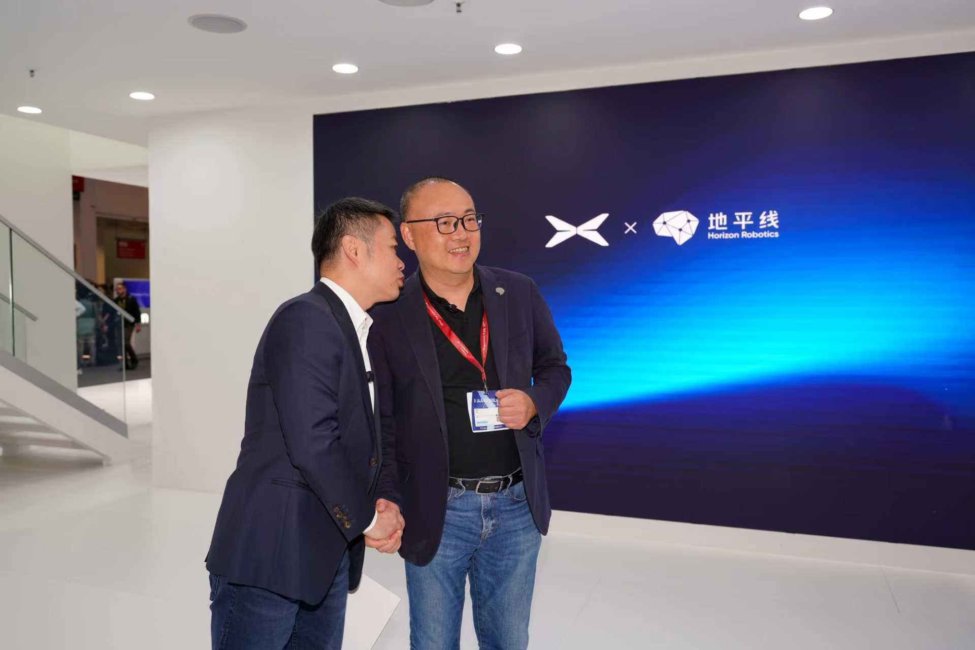 「有没有什么我们的机会啊？你们的新车型啊，开个窗口呗。」 ​​​