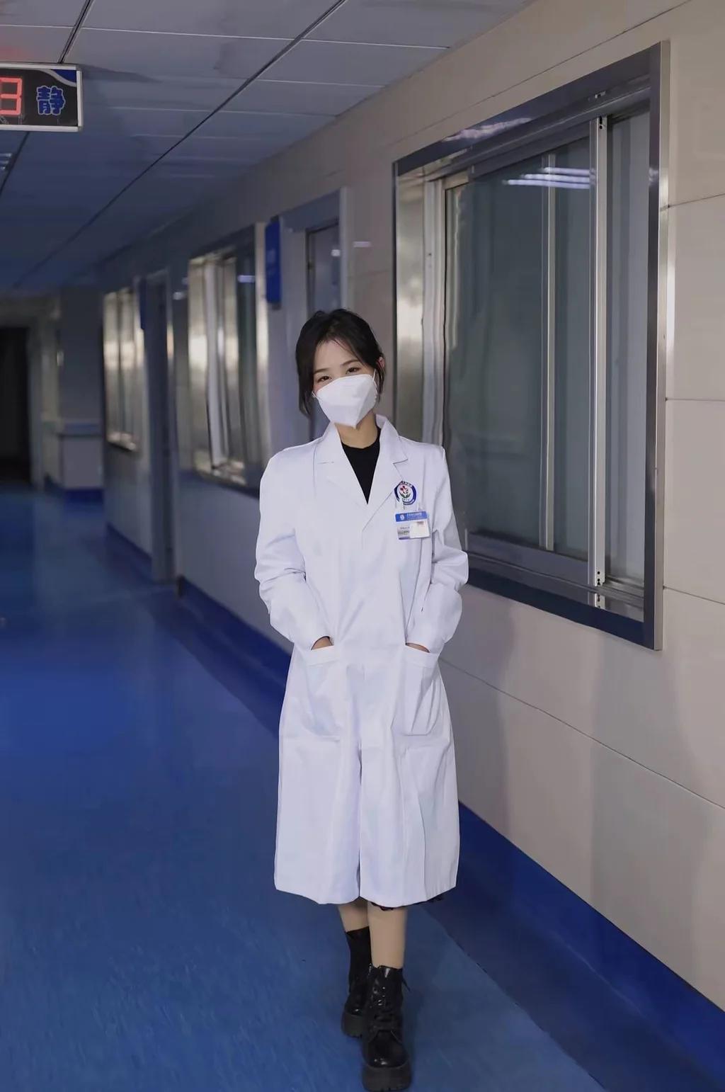 你喜欢女人身材好还是颜值高？
有人觉得颜值是第一印象的关键，精致的五官、甜美的笑