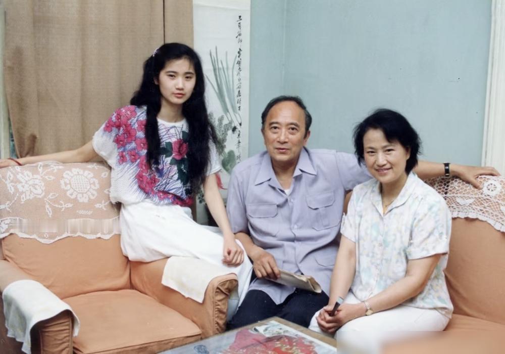 别再吹捧孙道临王文娟的神仙爱情了。
这根本不是风花雪月，这是一场顶级资产的重组