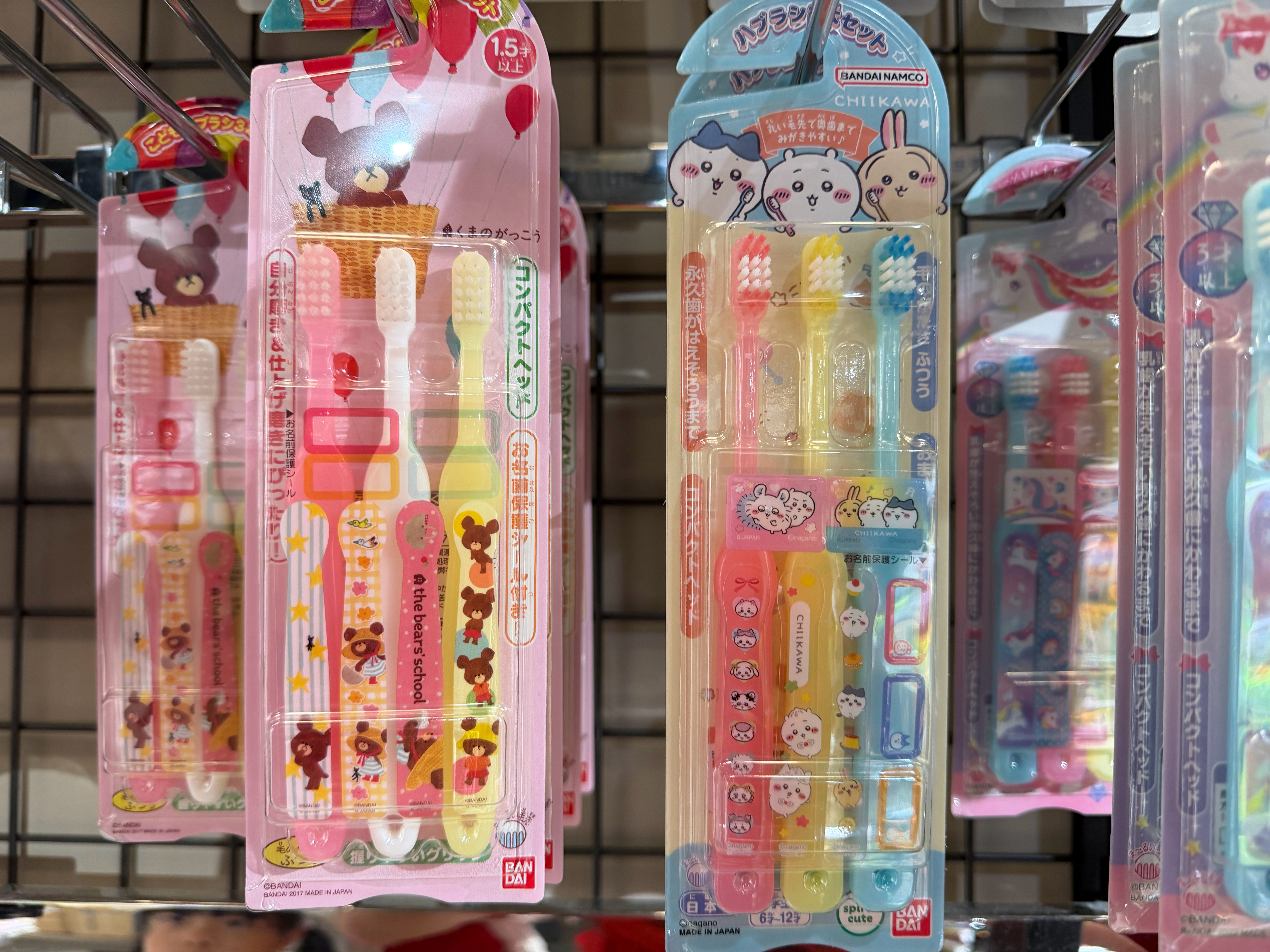 等等，万代的牙刷？？？背面有祖传偷胶吗？ ​​​