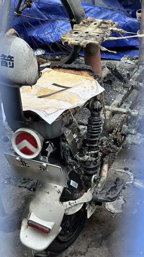 【爱车安全贴士 电动自行车也会被套牌？北京一车主车都烧毁了，怎么还收到违章短信？